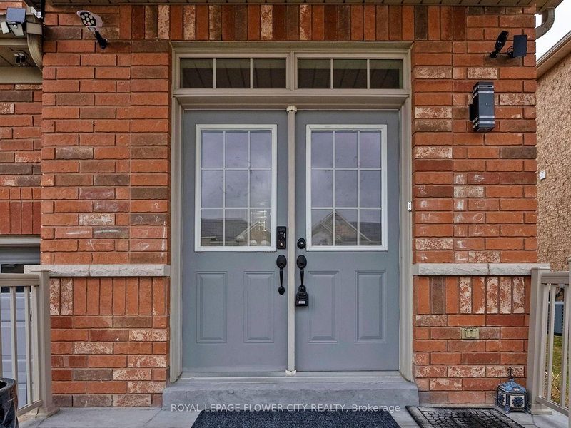 565 Foxcroft Blvd, Newmarket, L3X 3L6 | Image 3