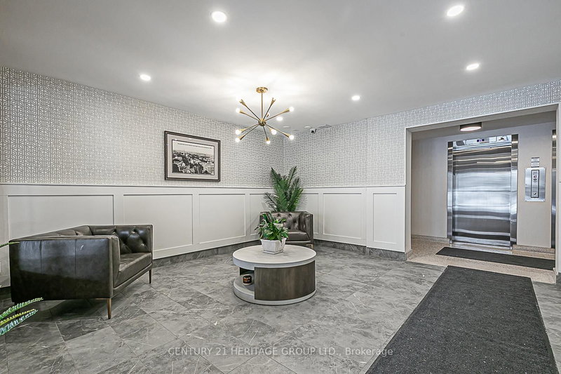 304 - 67 Richmond St, Richmond Hill, L4C 3Y3 | Image 3