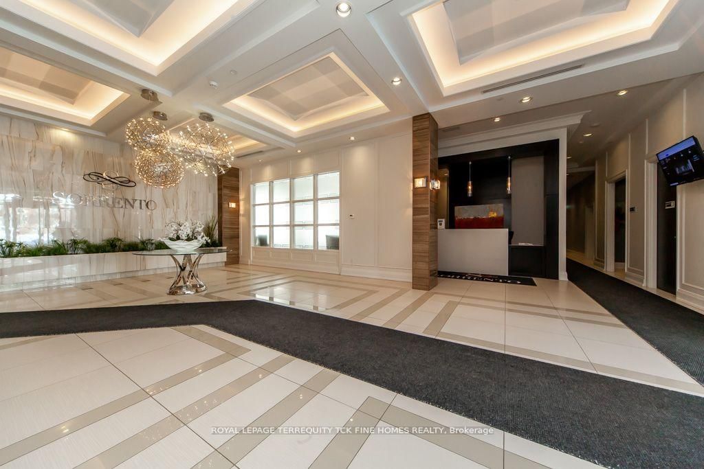 Condo sold at 215-7 Bond Crescent, Richmond Hill, Oak Ridges, L4E 1E6 - MLS: N12050969