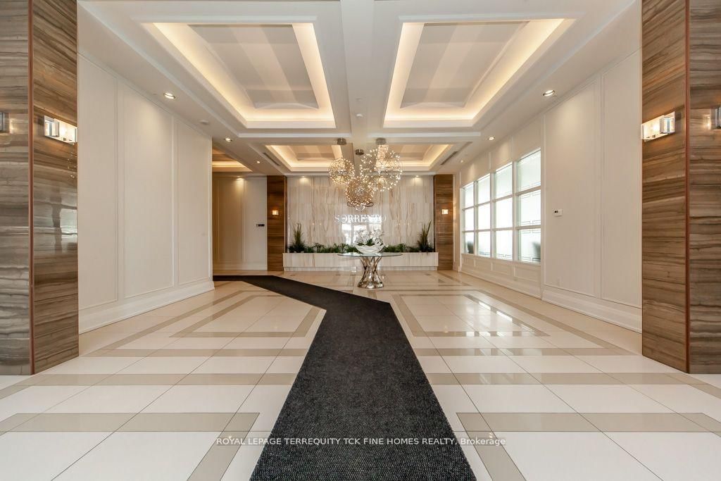 Condo sold at 215-7 Bond Crescent, Richmond Hill, Oak Ridges, L4E 1E6 - MLS: N12050969