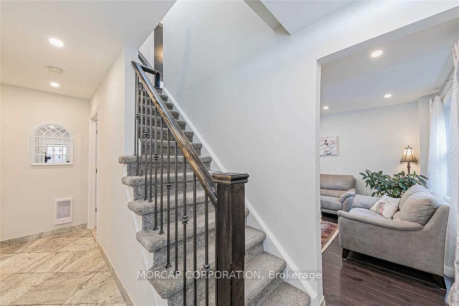 Detached House for lease at Main & Upper-494 Dixon Boulevard, Newmarket, Central Newmarket, L3Y 5E1 - MLS: N12064717