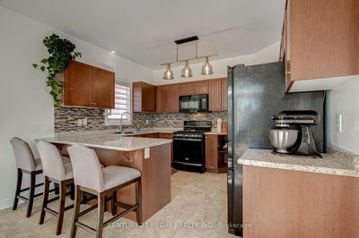4 Hayfield Ave, Uxbridge - Uxbridge image-0-3
