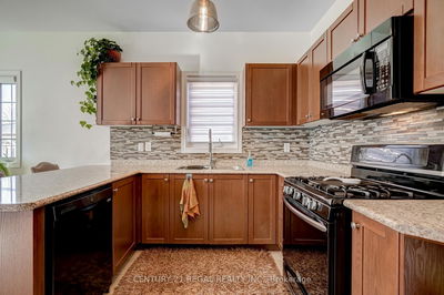 4 Hayfield Ave, Uxbridge - Uxbridge image-0-4