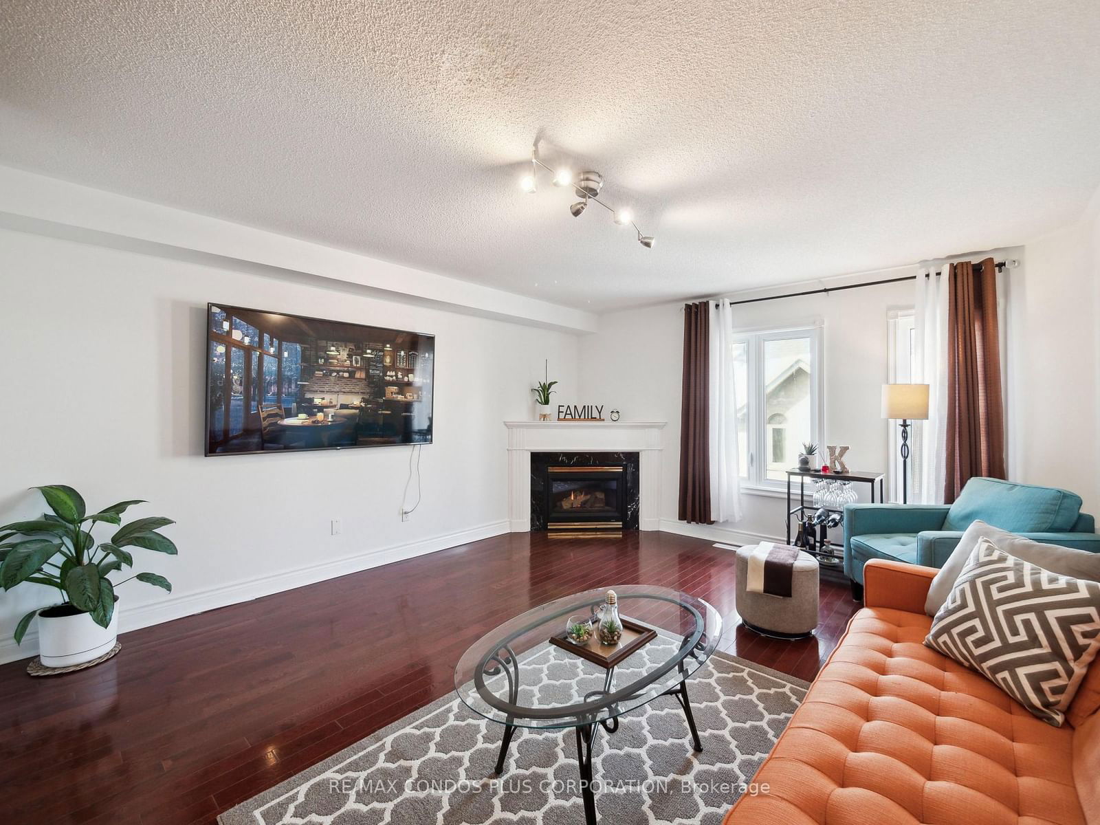 Townhouse sold at 38 Coburg Crescent, Richmond Hill, Langstaff, L4B 4E1 - MLS: N12070924