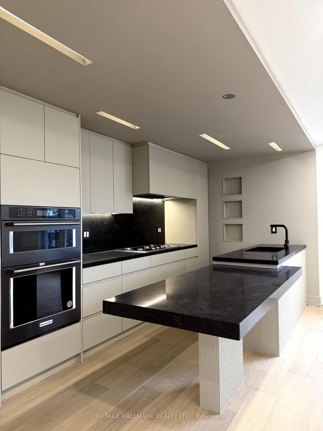 Main Floor - 189 Lloyd Avenue