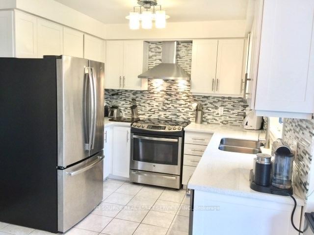 Detached House for sale at 735 Firth Court, Newmarket, Gorham-College Manor, L3Y 8H8 - MLS: N12079702