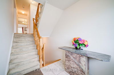 163 Sassafras Circ, Vaughan - Patterson image-0-4