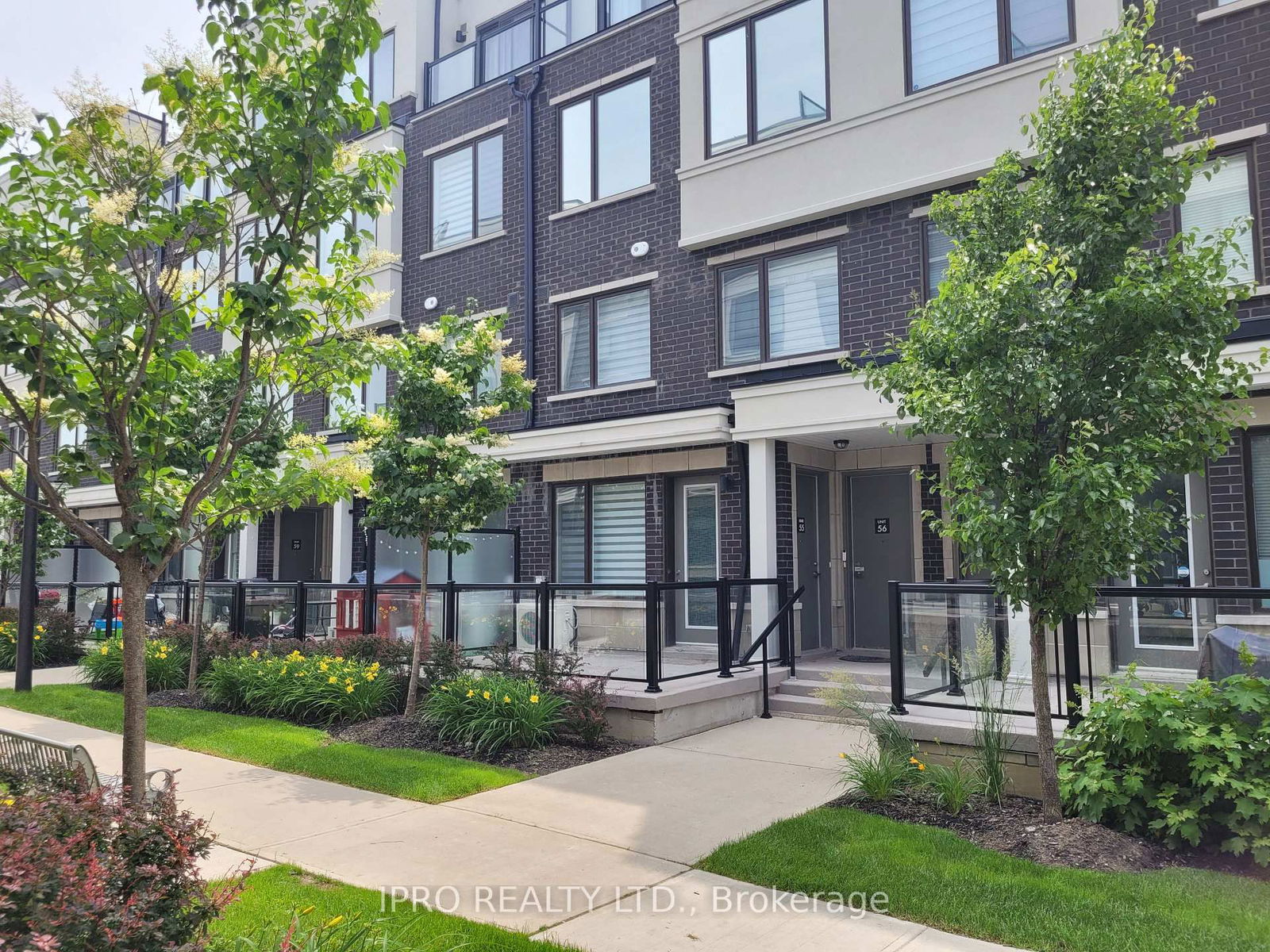 Townhouse for sale at 55-300 Alex Gardner Circle, Aurora, Aurora Heights, L4G 3G5 - MLS: N12084491