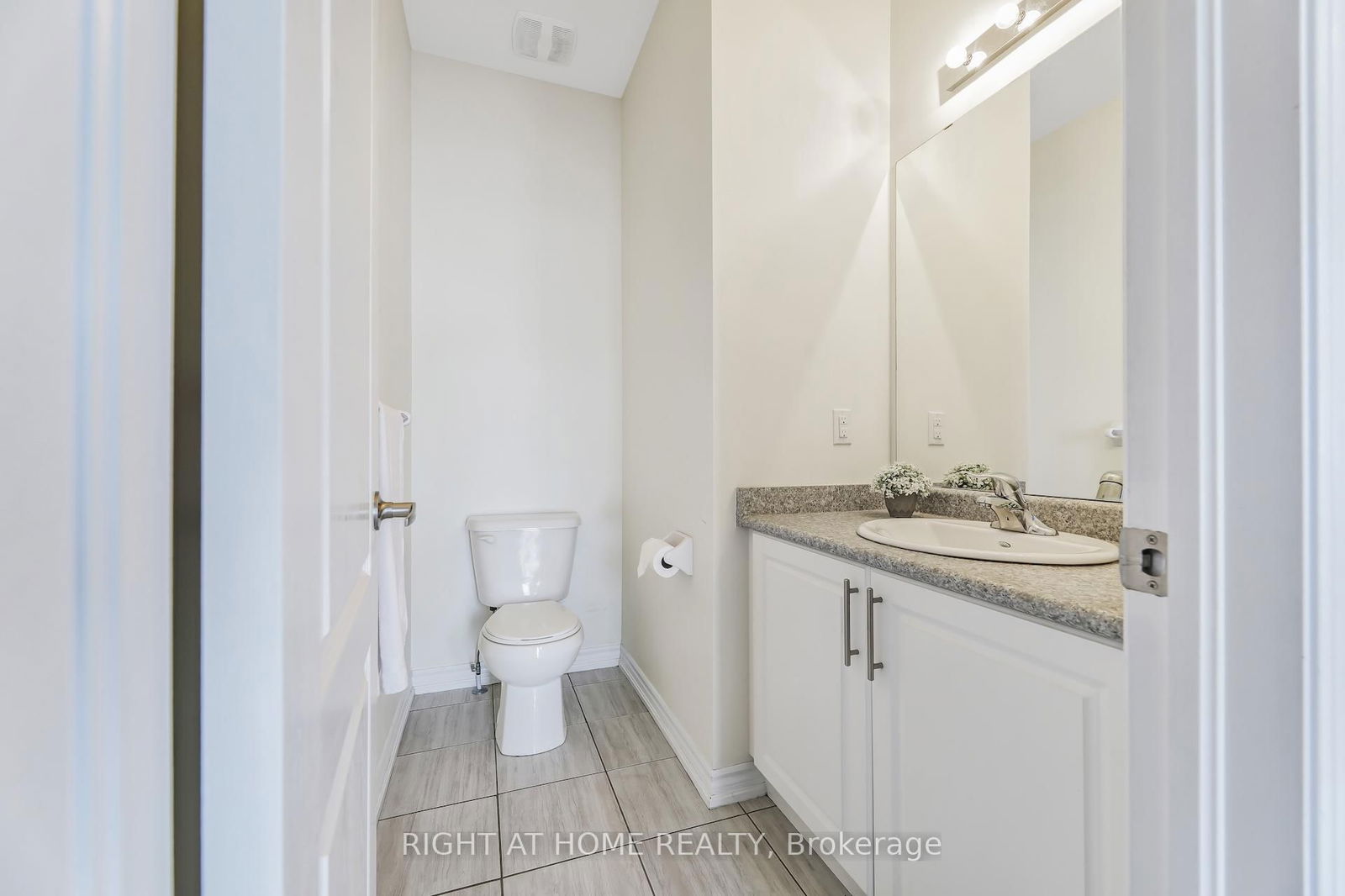 Townhouse for lease at 297 Bloomington Road, Richmond Hill, Oak Ridges, L4E 1G4 - MLS: N12088956