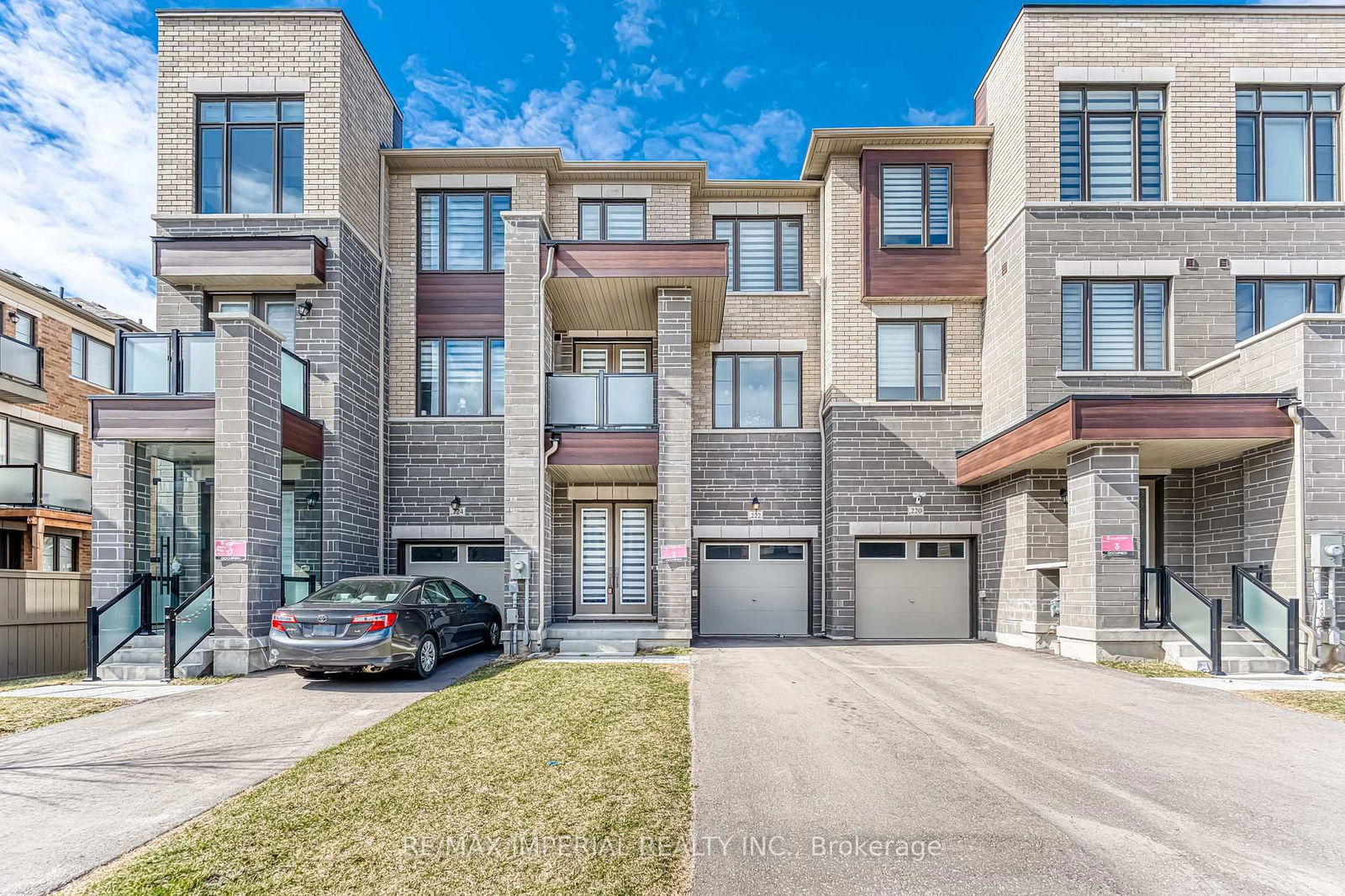 Townhouse for sale at 222 Vermont Avenue, Newmarket, Summerhill Estates, L3X 0M6 - MLS: N12093226