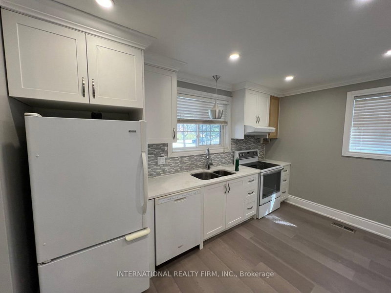 73 Murray Dr, Aurora, L4G 2C2 | Image 3