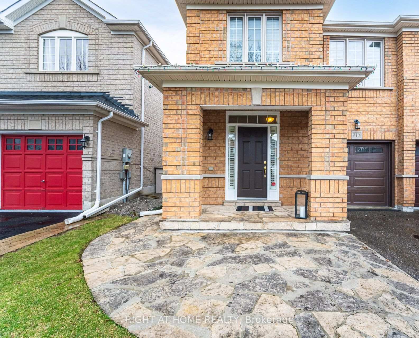 Semi-Detached House for sale at 910 Oaktree Crescent, Newmarket, Summerhill Estates, L3X 2Z1 - MLS: N12095563