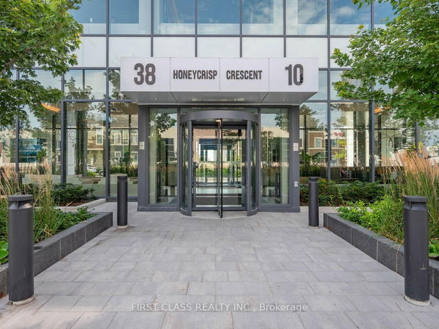 2116 (Penthouse) - 38 Honeycrisp Crescent