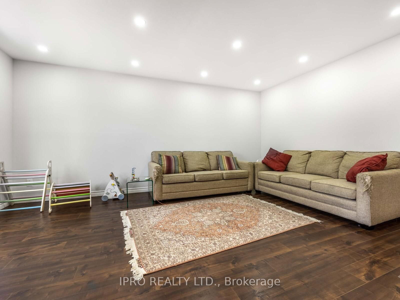 Detached House for sale at 640 Irwin Crescent, Newmarket, Huron Heights-Leslie Valley, L3Y 5A2 - MLS: N12098069