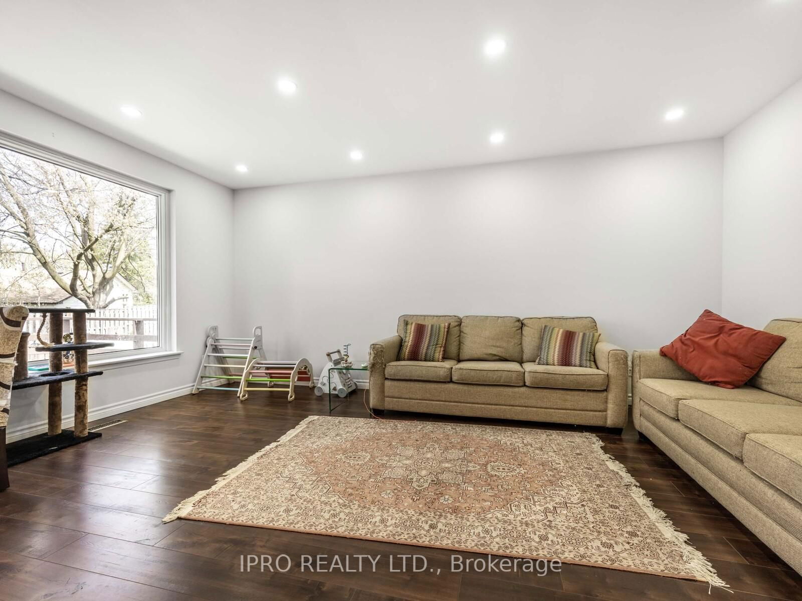 Detached House for sale at 640 Irwin Crescent, Newmarket, Huron Heights-Leslie Valley, L3Y 5A2 - MLS: N12098069