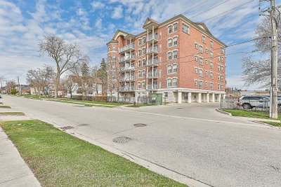 Condo sold at 403-35 Hunt Avenue, Richmond Hill, Ontario, L4C 4H1 - Mill Pond - MLS: N12103023