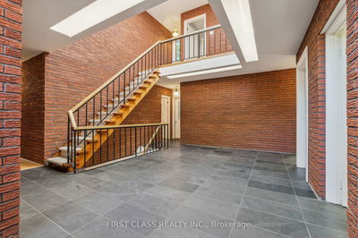 125 Watch Hill Rd, King - King City image-0-4