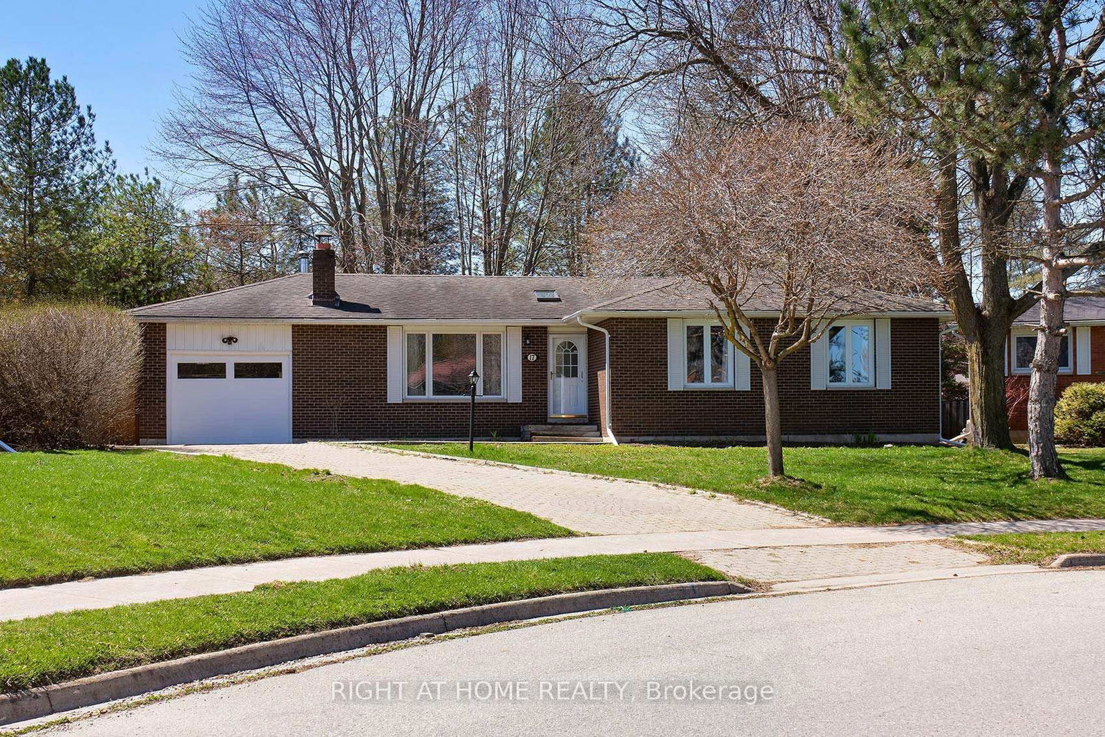 Detached House for sale at 17 Oak Street, New Tecumseth, Alliston, L9R 1M9 - MLS: N12107574
