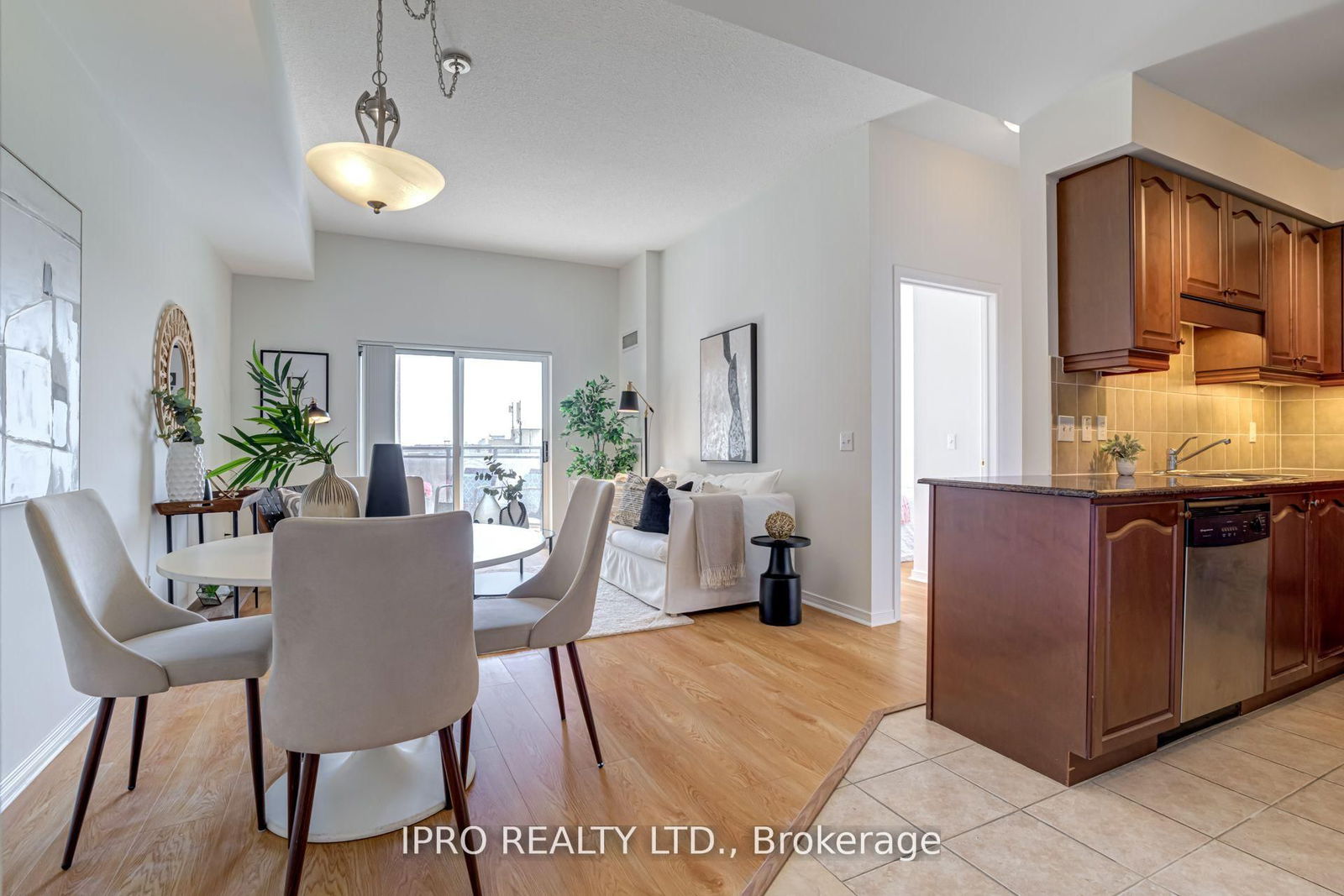 Condo for sale at 811-1 Maison Parc Court, Vaughan, Lakeview Estates, L4J 9K1 - MLS: N12108888