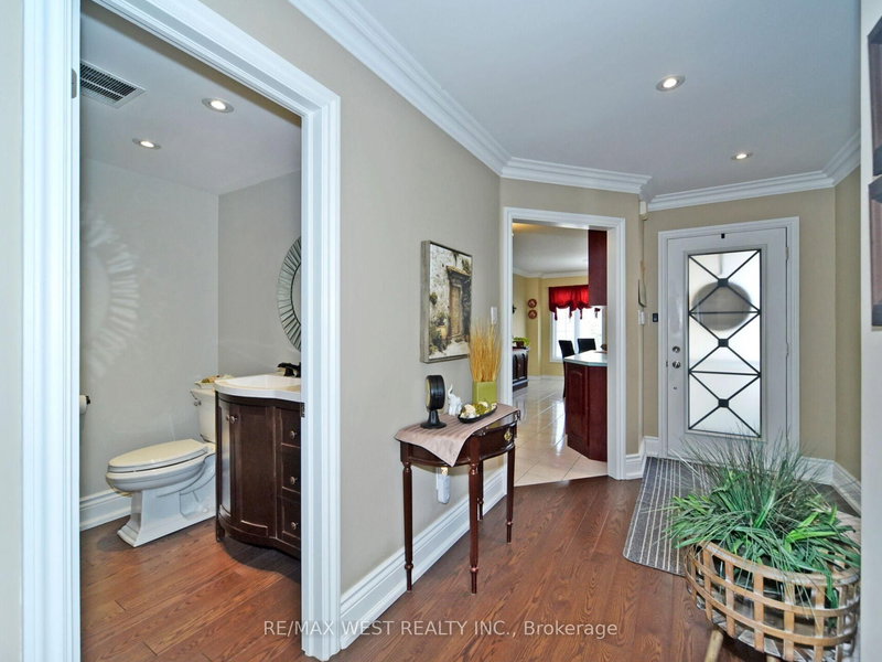67 - 104 Pinedale Gate, Vaughan, L4L 8X3 | Image 2