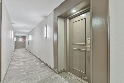 Unit 627 — 32 Clarissa Dr, Richmond Hill - Harding image-0-2