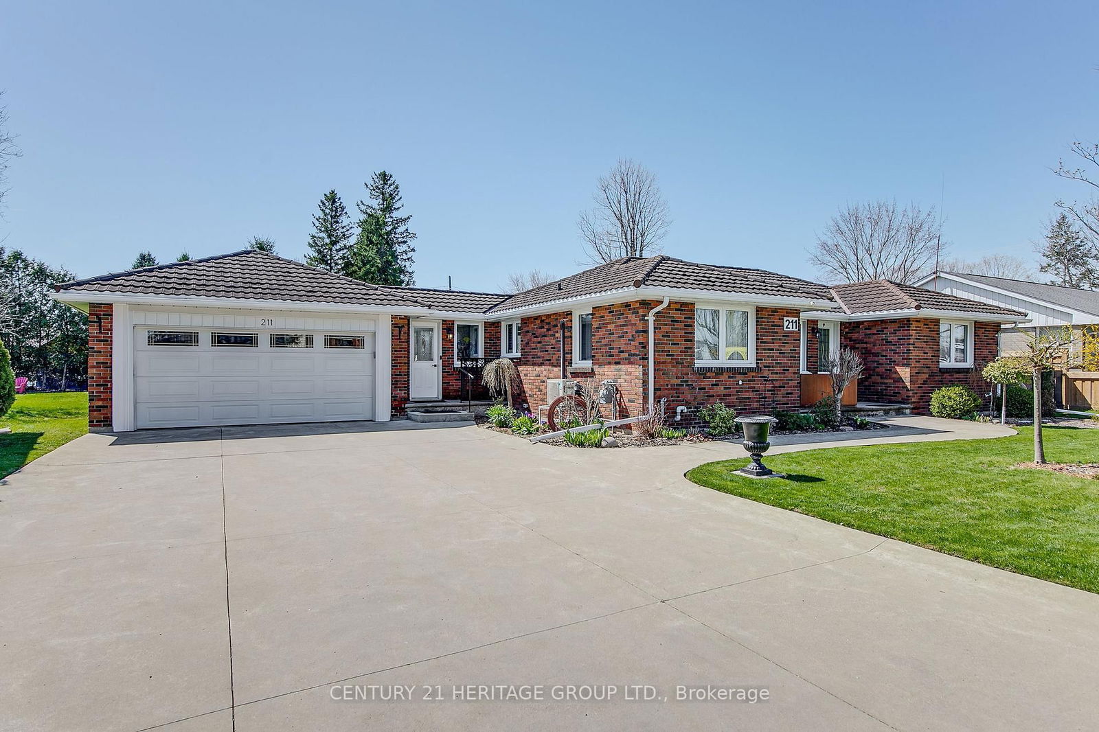 Detached House for sale at 211 Albert Street, New Tecumseth, Alliston, L9R 1B6 - MLS: N12110101