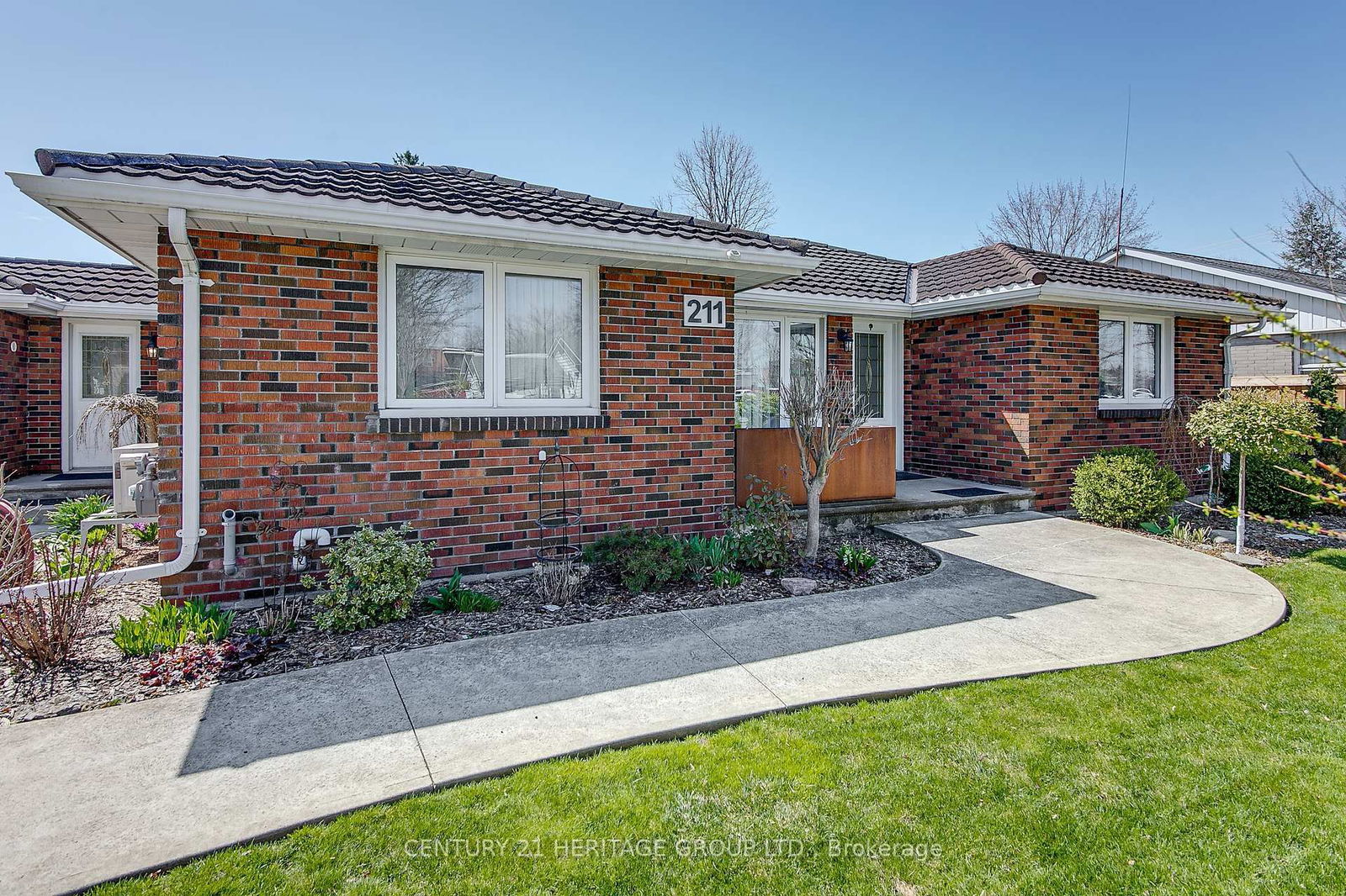Detached House for sale at 211 Albert Street, New Tecumseth, Alliston, L9R 1B6 - MLS: N12110101