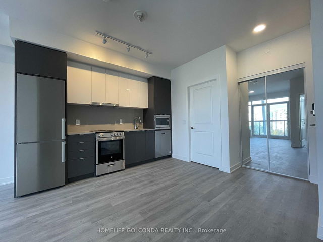 806 - 50 Upper Mall Way