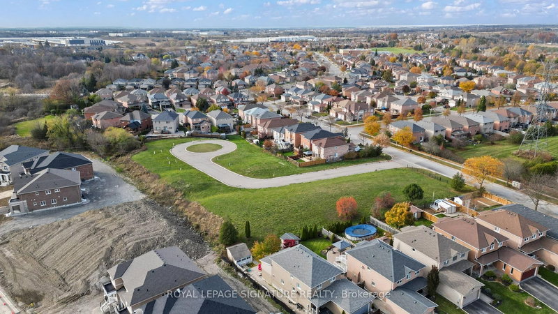 22 Izzy Crt, Vaughan, L4H 1G3 | Image 2