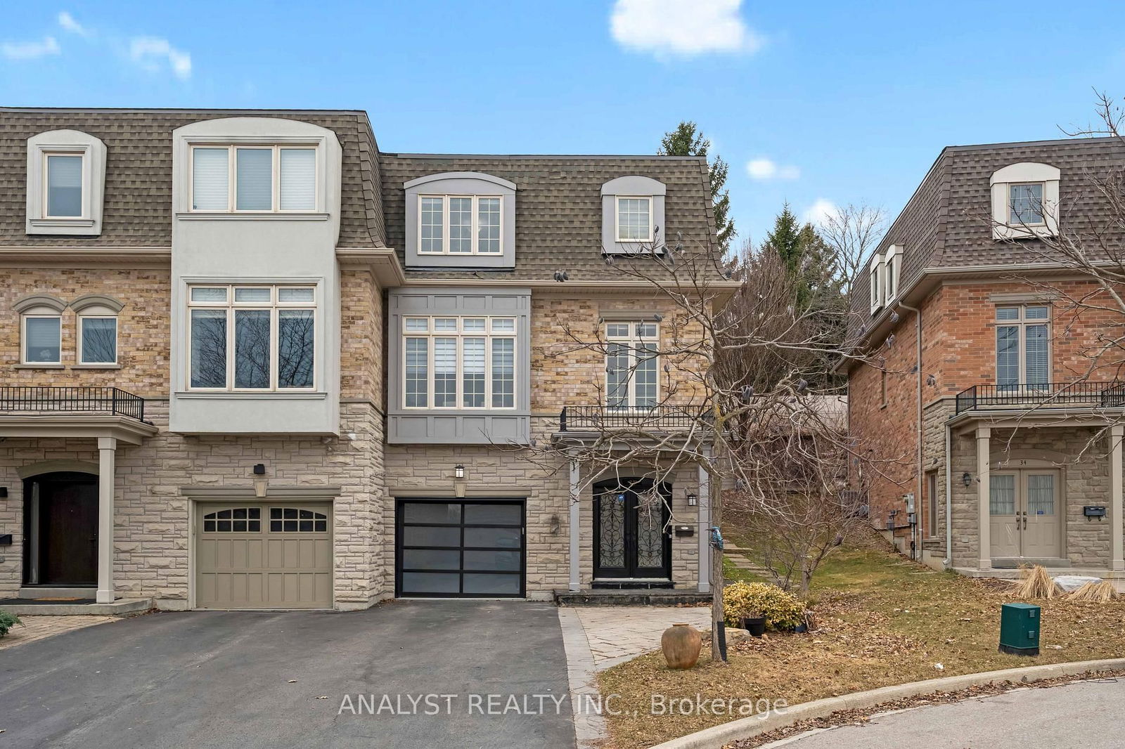 Semi-Detached House for sale at 32 Autumn Ridge Court, Vaughan, Islington Woods, L4L 0B1 - MLS: N12112670