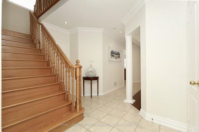 374 Mcbride Cres, Newmarket - Summerhill Estates image-0-4