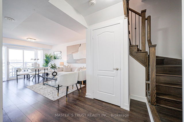 215 - 10 Dunsheath Way