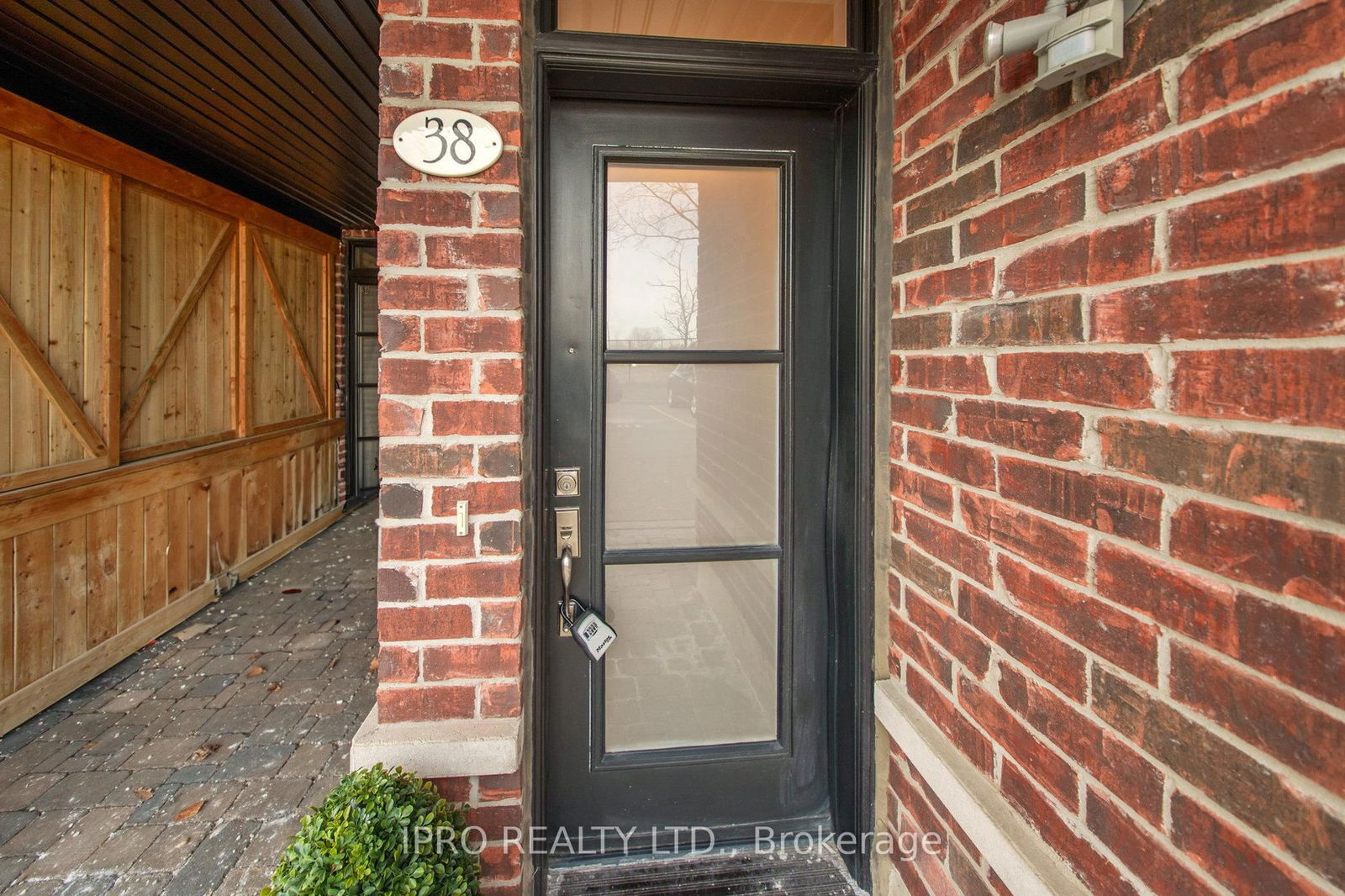 Townhouse for sale at 38-8167 Kipling Avenue, Vaughan, West Woodbridge, L4L 0G4 - MLS: N12115892