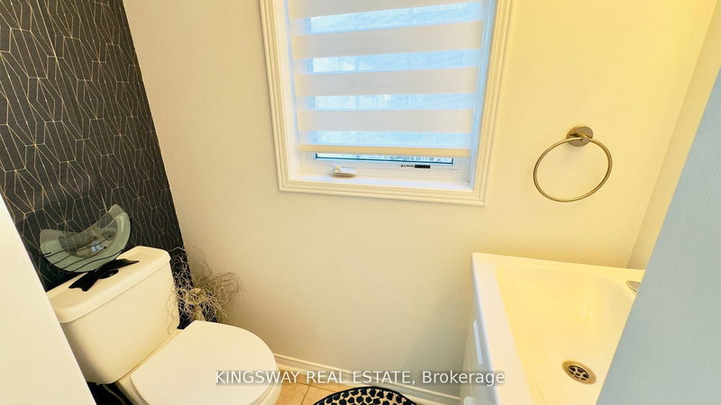 164 Gail Parks Cres, Newmarket, L3X 3C1 | Image 3