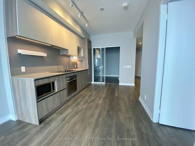 4215 - 950 Portage Parkway