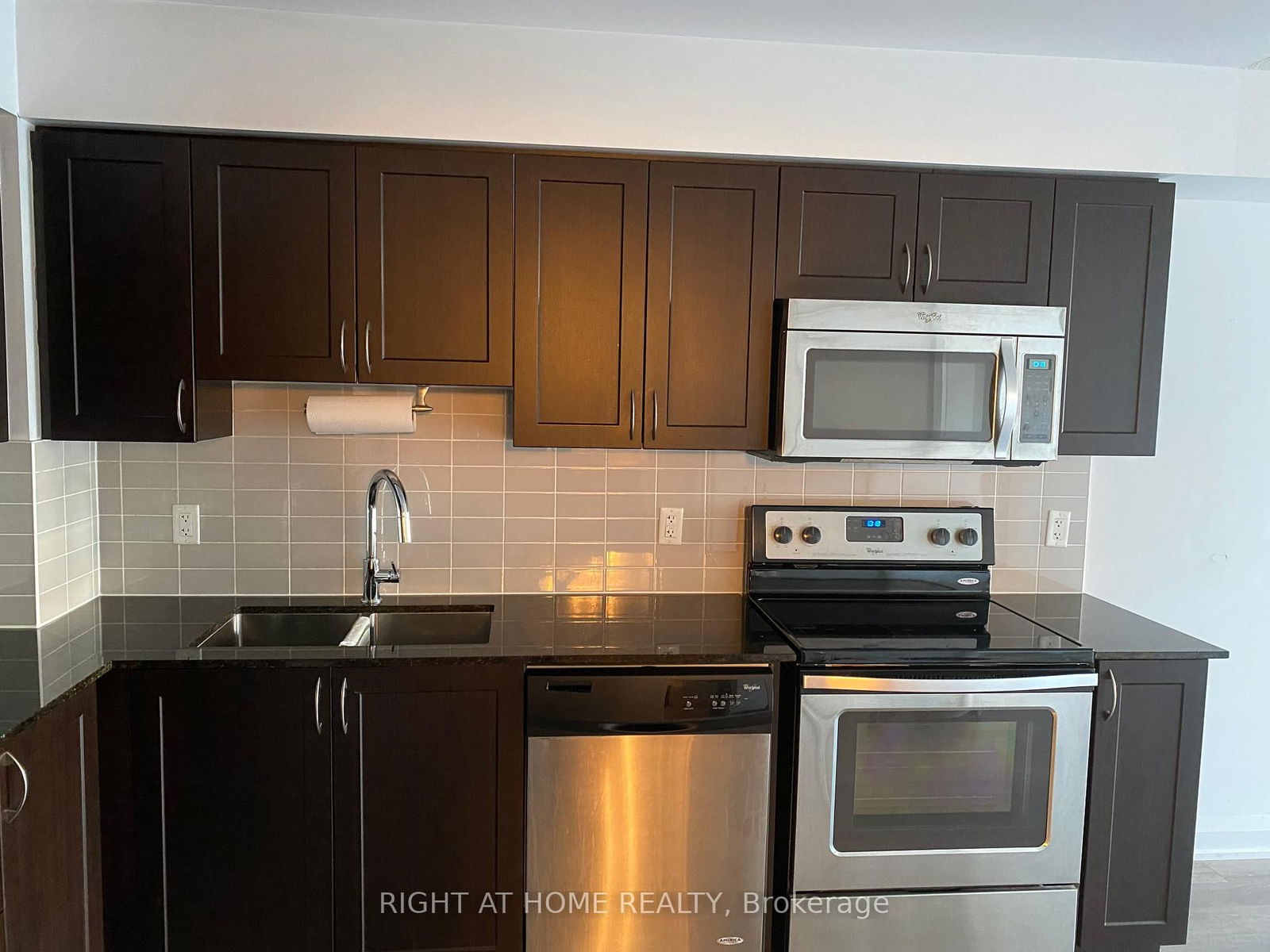 Condo for lease at 818-372 Highway 7 Avenue, Richmond Hill, Doncrest, L4B 0C6 - MLS: N12116999