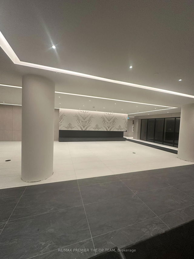 403 - 30 Upper Mall Way