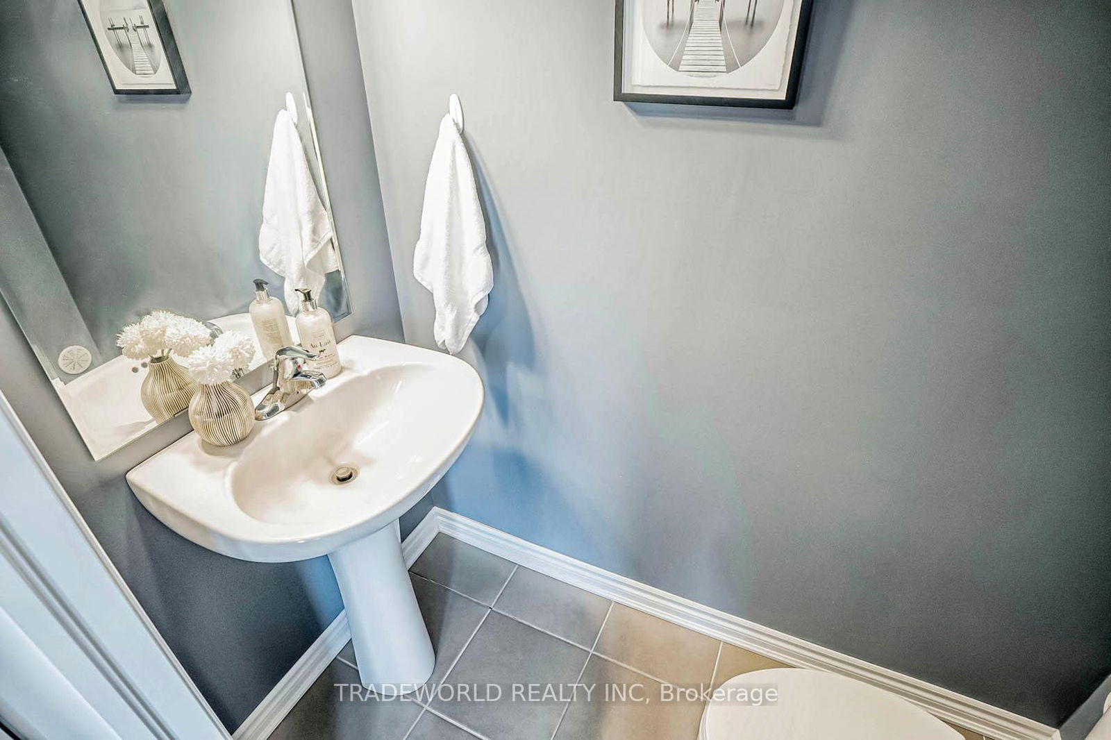 Townhouse for sale at 172 Thomas Phillips Drive, Aurora, Rural Aurora, L4G 0X8 - MLS: N12121985