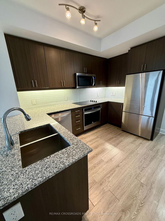 203 - 9618 Yonge Street
