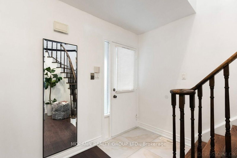 81 Stirling Cres, Markham, L3R 7J8 | Image 3