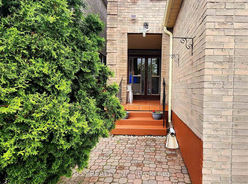 37 Miles Farm Rd, Markham, L3S 2C2 | Image 2