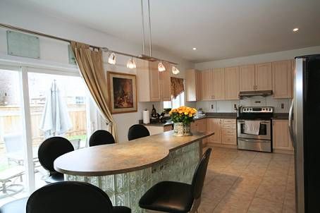 341 Kirkvalley Cres, Aurora, L4G7S1 | Image 3