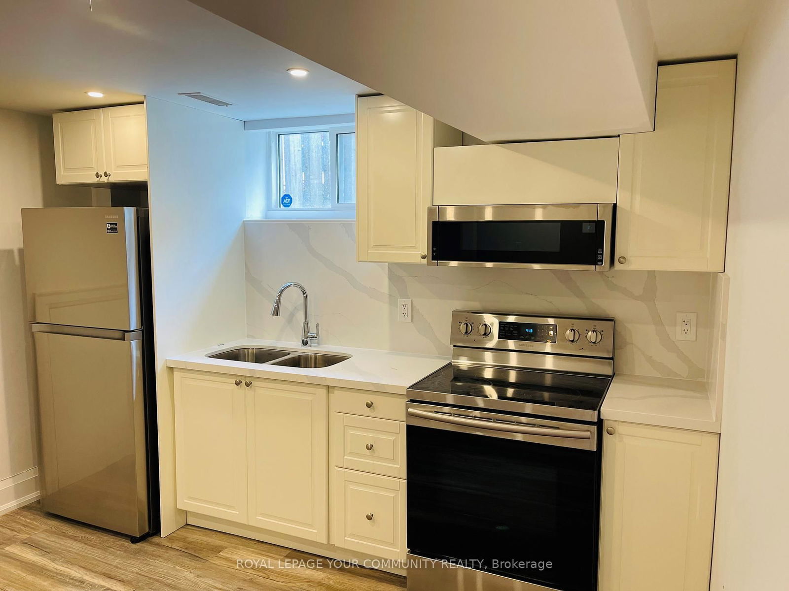 Detached House for lease at 32 Kitimat Crescent, Aurora, Aurora Heights, L4G 3C3 - MLS: N12134127