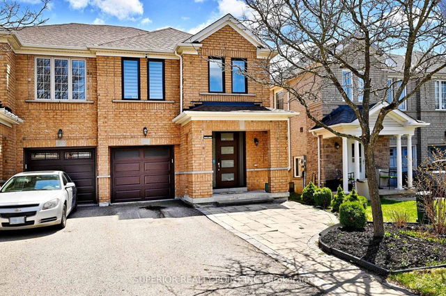 908 Oaktree Crescent