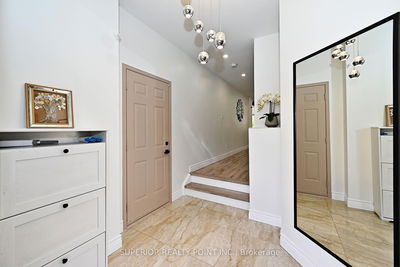 908 Oaktree Cres, Newmarket - Summerhill Estates image-0-3