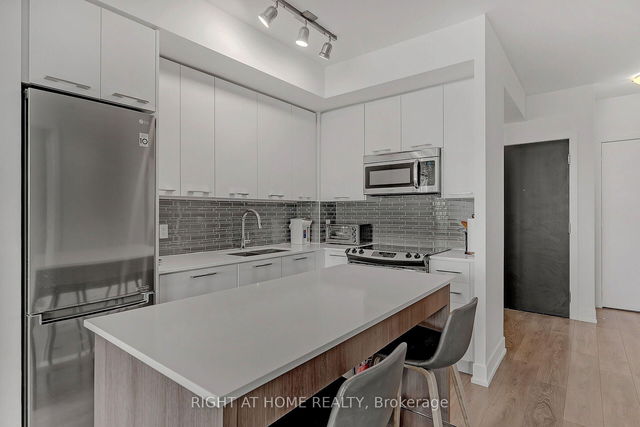 1616 - 9471 Yonge Street