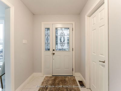 401 Borden Ave, Newmarket - Central Newmarket image-0-2