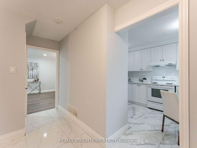 401 Borden Ave, Newmarket - Central Newmarket image-0-3