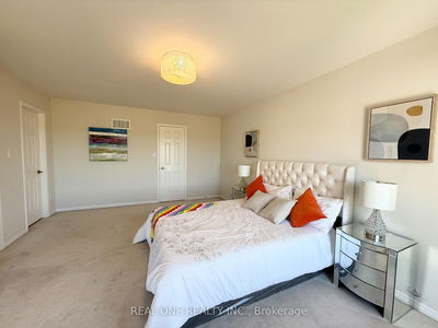 10 Prince Charles Way, Markham - Berczy image-0-4