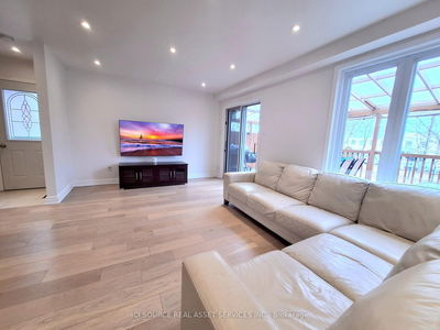 221 Hodgson Dr, Newmarket - Central Newmarket image-0-2